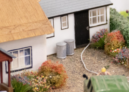 Gaugemaster Structures GM494 Traditional Dustbins 10pcs Pre-Built (OO Gauge)