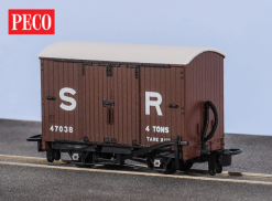 Peco GR-221D OO-9 Box Van SR Livery No. 47038 (OO9 Gauge)