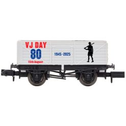 Dapol 2F-071-100 7 Plank Wagon VJ Day 80th Anniversary Army (N Gauge)