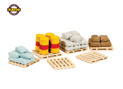 Ratio 221 Pallets, Sacks and Barrels (N Gauge)