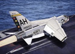 Academy 12521 US Navy F-8E Crusader VF-162 'The Hunters' Fighter Aircraft (1:72 Scale)