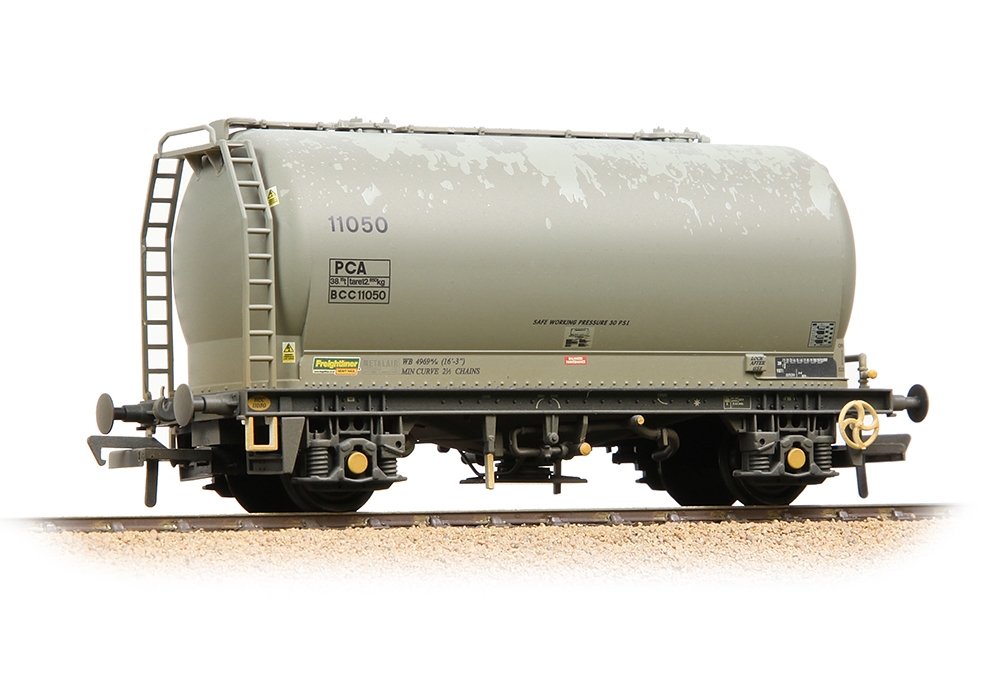 Bachmann Branchline 38-653 PCA Metalair Bulk Powder Wagon 'Freightliner Heavy Haul' Grey Weathered (OO Gauge)