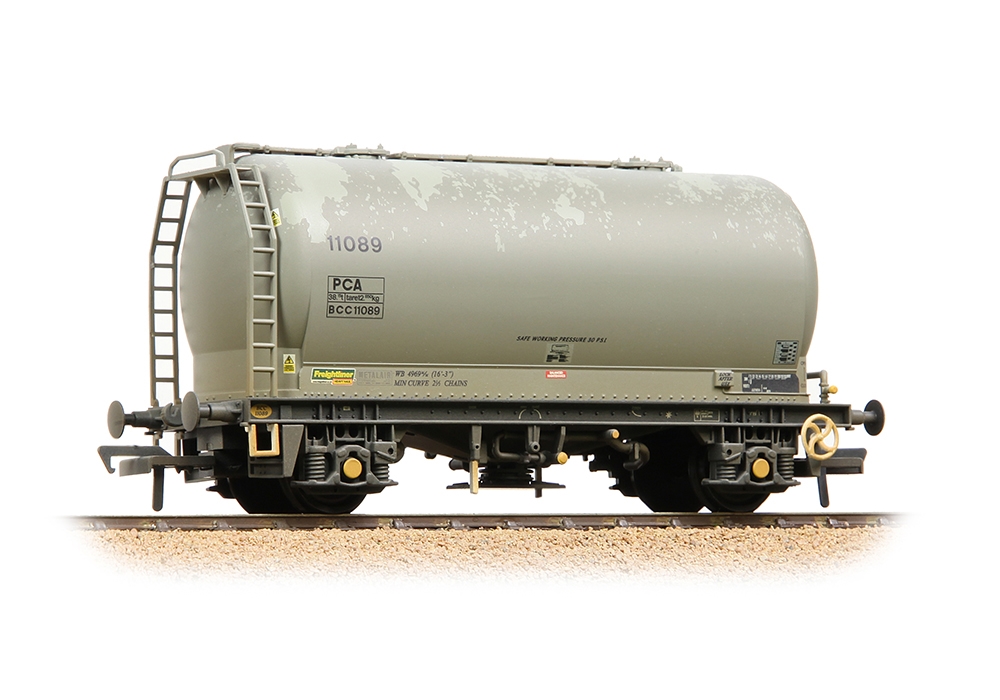 Bachmann Branchline 38-653A PCA Metalair Bulk Powder Wagon 'Freightliner Heavy Haul' Grey Weathered (OO Gauge)